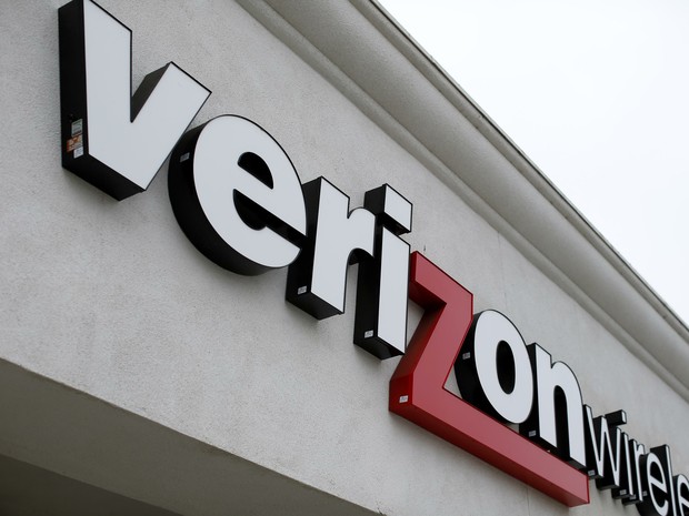 Fachada da Verizon, empresa que está no centro das denúncias de que o governo dos Estados Unidos monitora e espiona telefones (Foto: Mike Blake/Reuters)