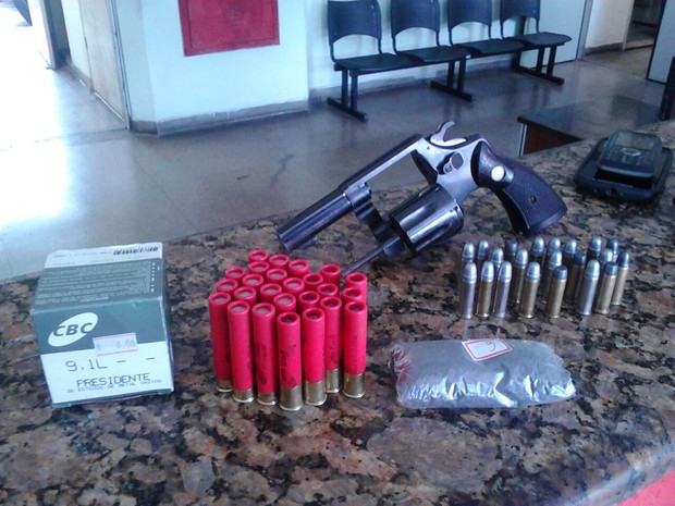 BAEP apreende arma e munições que suspeito pertencia  (Foto: Divulgação / Polícia Militar)