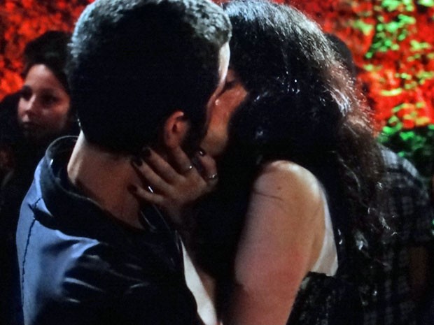 Gabi ganha um beijaço de Beto (Foto: Amor Eterno Amor/TV Globo) Gabi ganha um beijaço de Beto (Foto: Amor Eterno Amor/TV Globo)