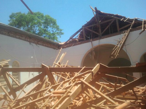 ChÃ£o da igreja ficou tomado pelos escombros (Foto: Adolfo Lima/ TV TEM)