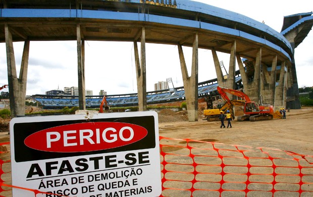 Demolição Fonte Nova obras para copa 2014 (Foto: AE)