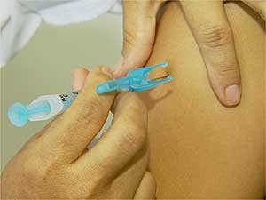 Mulher toma vacina contra a gripe em Campinas (Foto: Reprodução EPTV)