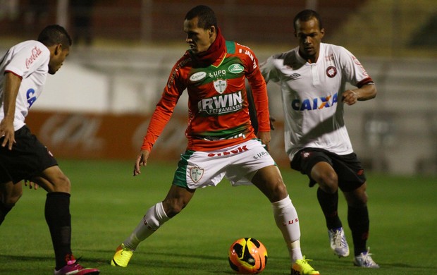 Souza Portuguesa x Atlético-PR (Foto: Marcos Bezerra / Ag. Estado) Souza Portuguesa x Atlético-PR (Foto: Marcos Bezerra / Ag. Estado)