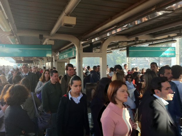 Às 9h, Estação Morumbi da CPTM ainda tinha plataforma lotada (Foto: Nathália Duarte/G1)