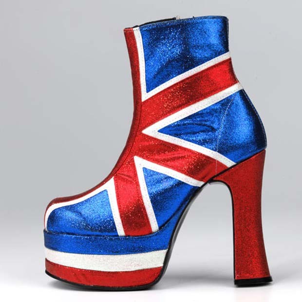 A bandeira do Reino Unido aparece nesta bota de plataforma e salto brilhante, que foi criada pela marca de calçados Shellys, em 1998 (Foto: John Roan/ The Shoe Collection, Northampton Museums &amp; Art Gallery)