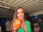 Nicole Bahls curte baile funk no Rio com look decotado e justinho