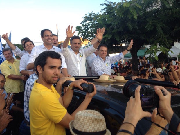Aécio Neves em carreata, ao lado do governador de Pernambuco, João Lyra Neto, e do governador eleito, Paulo Câmara. (Foto: Anna Tiago / G1)