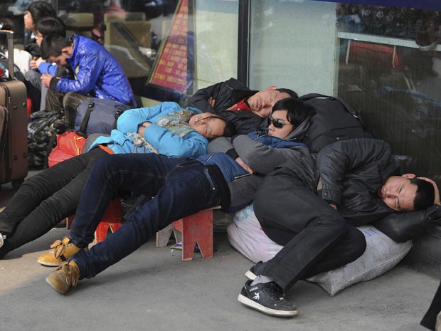 Passageiros esperam trem na estação de Hefei, na China (Foto: Reuters/Stringer)