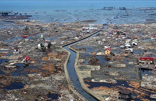 Tsunami também provocou danos em outros 13 países, entre eles Tailândia, Sri Lanka e Índia. (Foto: BBC)