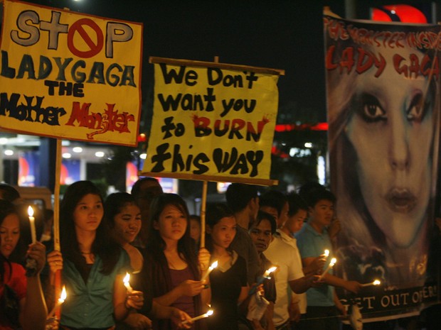 Cristãos manifestam contra Lady Gaga em Manila, nas Filipinas, nesta segunda-feira (21) (Foto: Reuters/Romeo Ranoco)