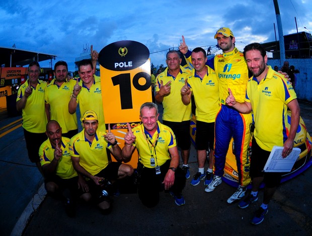 Thiago Camilo e a equipe RCM comemoram a pole na etapa de Brasília da Stock Car (Foto: Duda Bairros / Stock Car)