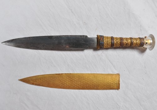 Adaga de Tutancâmon é feita de material similar ao de meteoritos (Foto: Reprodução/Twitter/Università di Pisa)