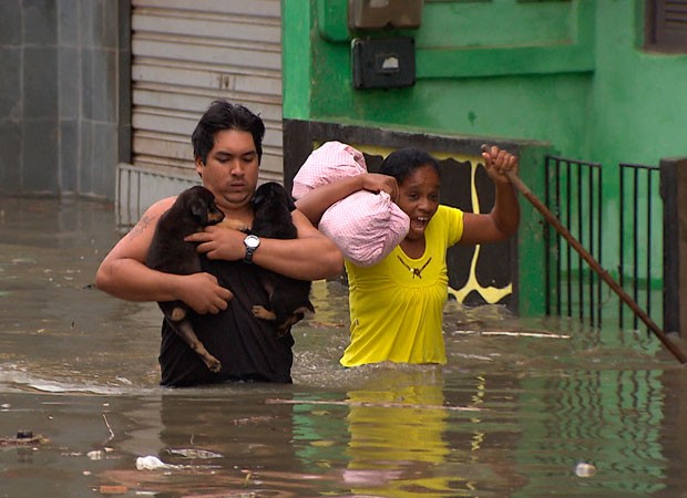 Emergências devido à chuva passam do dobro em uma hora, diz Codesal  (Foto: Imagens/ TV Bahia)