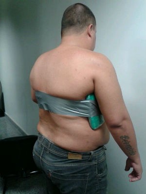 Droga estava amarrada ao corpo com fita adesiva (Foto: Polícia Federal/ Divulgação)