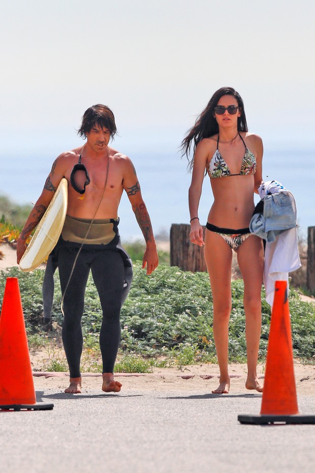 Modelo brasileira Wanessa Milhomem com o namorado Anthony Kiedis em praia em Los Angeles, nos Estados Unidos (Foto: AKM-GSI/ Agência)