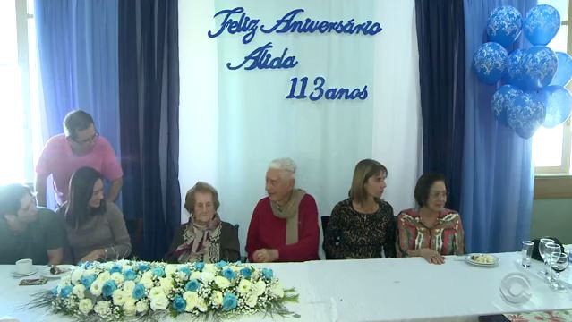 Alida festejou 113 anos com amigos e familiares (Foto: Reprodução/RBS TV)