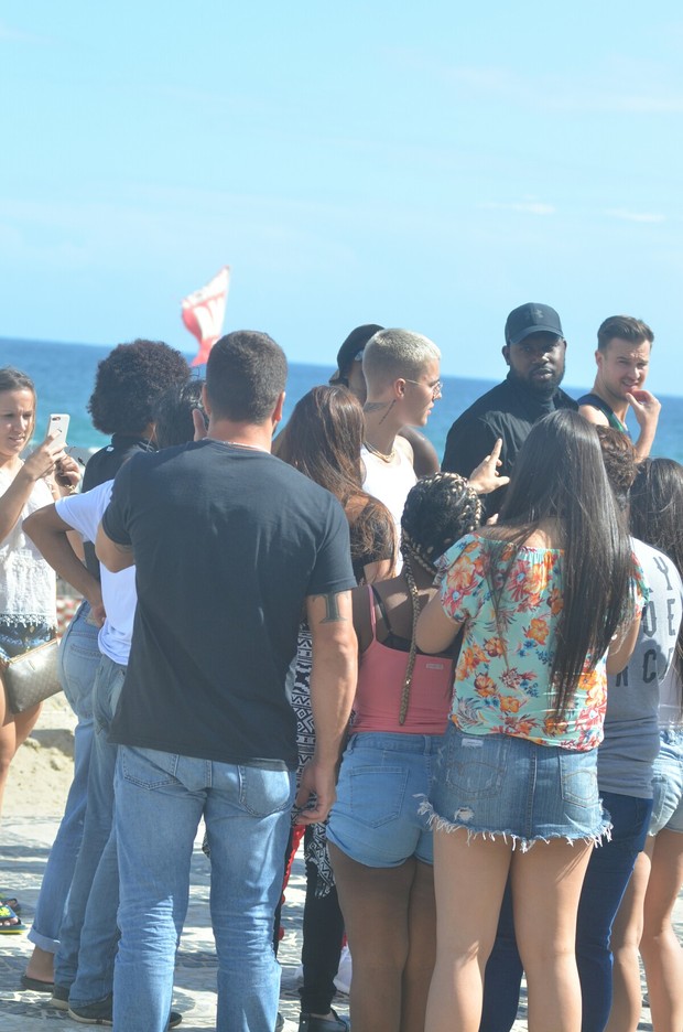 Justin Bieber e assédiado em Praia de Ipanema no Rio de Janeiro (Foto: Webert Belicio / Divulgação )