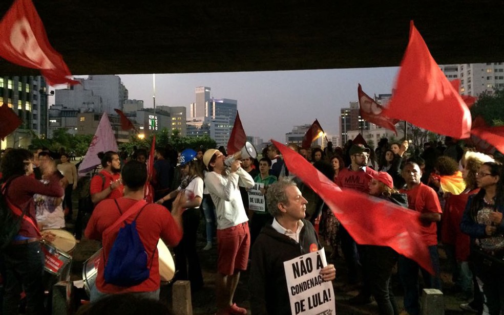 Protesto a favor de Lula na Avenida Paulista (Foto: Vivian Reis/G1)