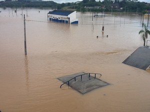 Campo de futebol, pista de skate e centro de eventos invadido pelo rio (Foto: Rinaldo Rori/TV Tribuna)