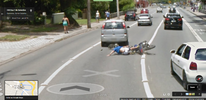 O Google Street View flagrou uma motocicleta se chocando com um carro em Blumenau, em Santa Catarina (Foto: Reprodução/Google)