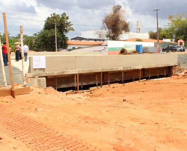 Trecho no cruzamento da Avenida Higino Cunha com Barão de Castelo Branco ainda em obras (Foto: Patrícia Andrade/G1)