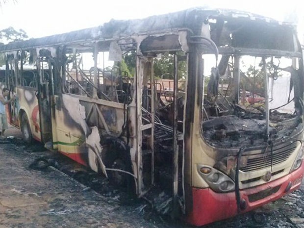 Ônibus foi incendiado durante a madrugada em Rondonópolis. (Foto: Ronaldo Teixeira / Agora MT)