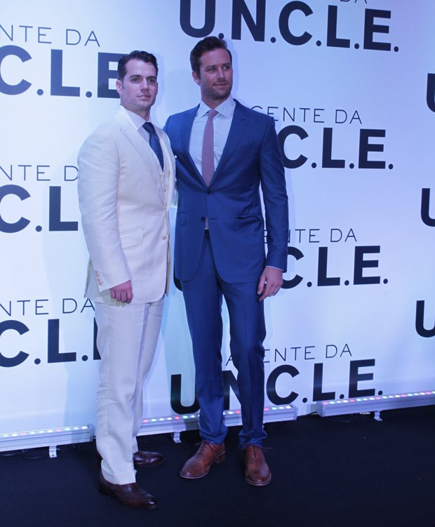 Henry Cavill e Armie Hammer vivem espiões da década de 1960 no