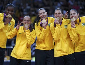 Fabiana, Fabi, Sheilla, Dani Lins e Natália Brasil ouro vôlei Jogos de Londres (Foto: Ivan Alvarado/Reuters)