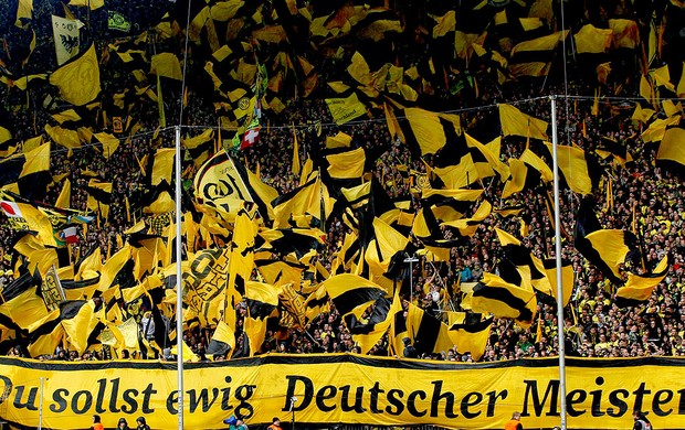 torcida do Borussia Dortmund no jogo contra o Freiburg (Foto: Reuters)