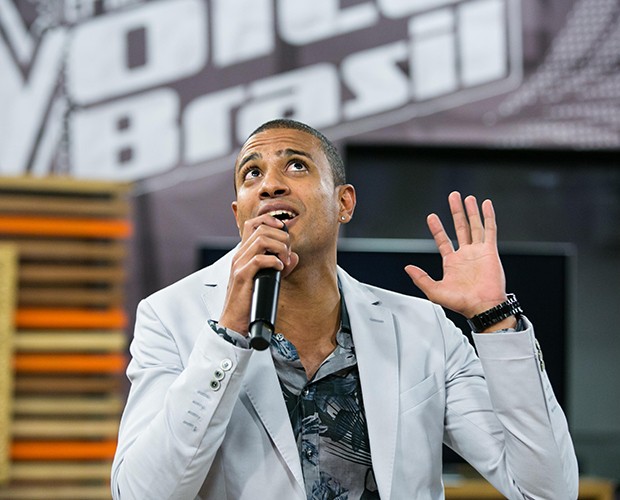 O cantor também não esquece de ensaiar a coreografia da cançao (Foto: Isabella Pinheiro / Tv Globo)