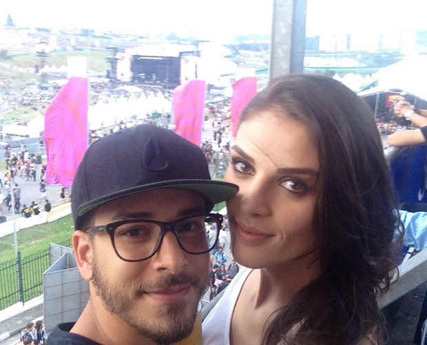 Junior Lima e esposa Mônica no Lollapalooza 2015 (Foto: Gshow)