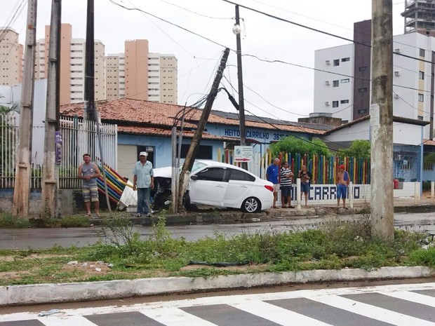 Carro bateu em um poste e ainda derrubou parte do muro da clínica (Foto: PM/Divulgação)