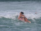 Daniele Suzuki leva caldo durante aula de surfe no Rio
