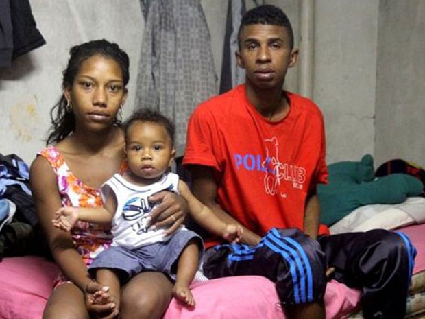 Jean Paul e família vivem debaixo de viaduto em SP (Foto: BBC)