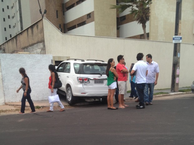 Transeuntes ficam curiosos ao se deparar com o veículo na lixeira (Foto: Eduardo Martins/Acervo Pessoal)