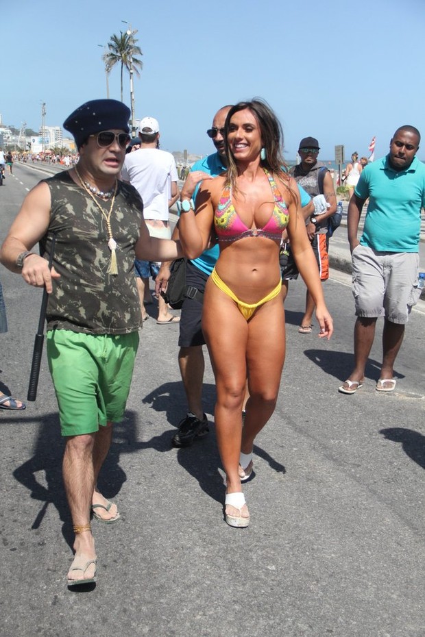 Nicole Bahls na praia (Foto: Rodrigo dos Anjos / AgNews)