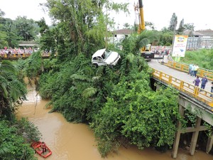 Carro foi registrado do rio após cair de ponte em Gaspar (Foto: Jaime Batista da Silva/Divulgação)