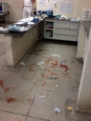 Paciente se cortou com bisturi e foi baleado pelo vigilante do hospital ao tentar ferir médico em Natal (Foto: Arthur Barbalho)