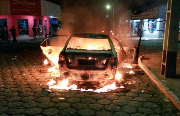 Quadrliha que explodiu caixas eletrônicos incendiou um carro durante a fuga, em Mozarlândia, Goiás (Foto: Reprodução/TV Anhanguera)