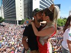 Bruno Gagliasso e Giovanna Ewbank beijam muito em bloco da Anitta