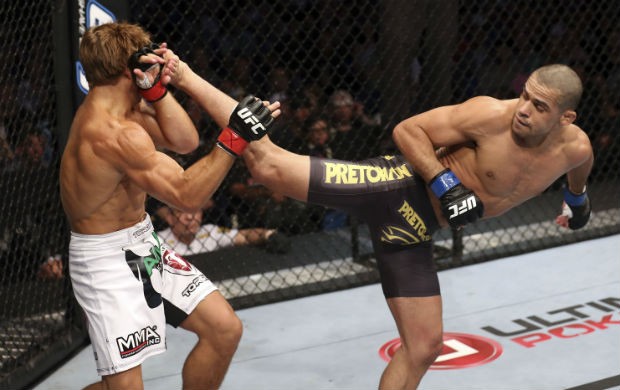 Renan Barão vence Urijah Faber no UFC 149, no Canadá (Foto: Getty Images)