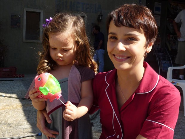 Débora Falabella posa com sua Nina durante visita (Foto: Avenida Brasil / TV Globo)