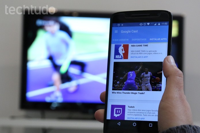 Celular fica livre pra usar enquanto transmite vídeos para o Chromecast (Foto: Carolina Ochsendorf/TechTudo)