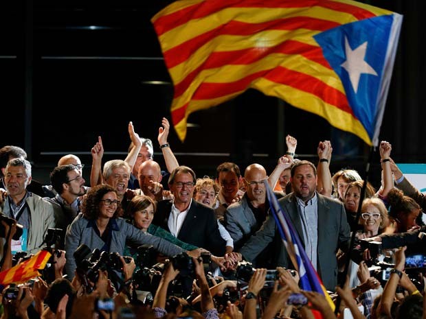O presidente da Catalunha, Artur Mas (centro), comemora vitória com líderes dos partidos separatistas da Catalunha neste domingo (27) em Barcelona (Foto:  REUTERS/Sergio Perez)