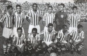 Time do Paysandu que venceu o Peñarol (URU), em 1965 (Foto: Divulgação/Arquivo pessoal)