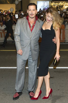 Johnny Depp e a mulher, Amber Heard, em festival de cinema em Toronto, no Canadá (Foto: Fred Thornhill/ Reuters)