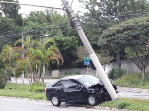 Motorista perde o controle e bate em poste em São José dos Campos (Foto: Ulisses Oliveira/Vanguarda Repórter)