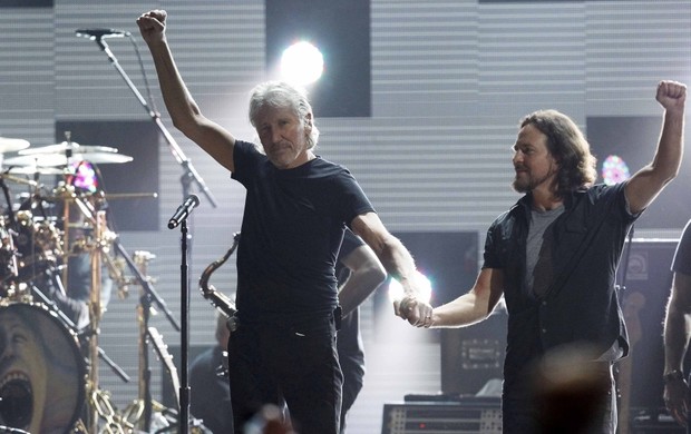 Roger Waters e Eddie Vedder em show beneficente em Nova York, nos Estados Unidos (Foto: Lucas Jackson/ Reuters/ Agência)