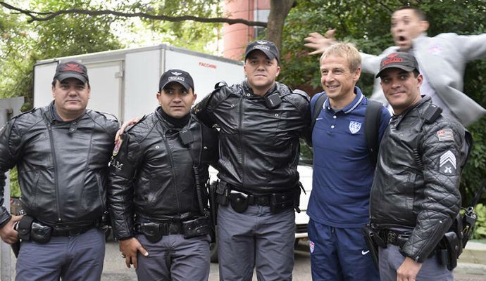 Dempsey atrapalha foto de Klinsmann como policiais