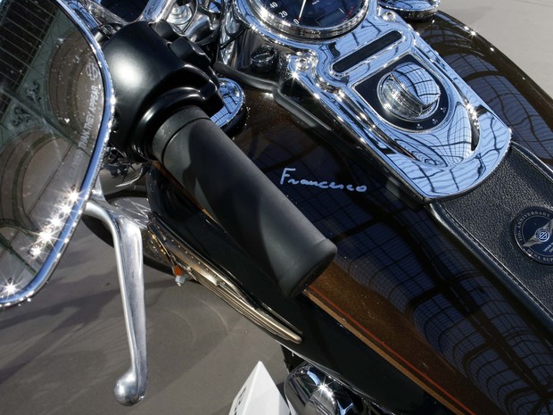 Papa Francisco assinou o tanque da motocicleta Harley-Davidson (Foto: REUTERS/Benoit Tessier)